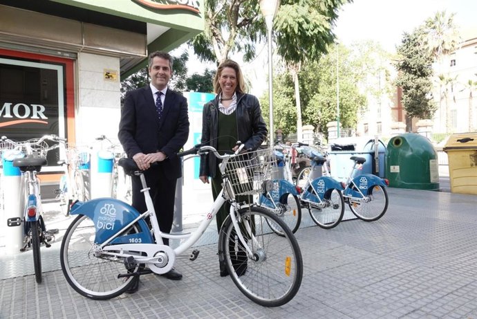 Elvira Maeso Y Carlos Conde En Préstamos De Bicicleta De Málaga