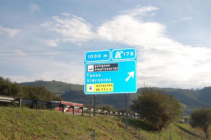 Señalización de la entrada al polígono Tanos-Viérnoles