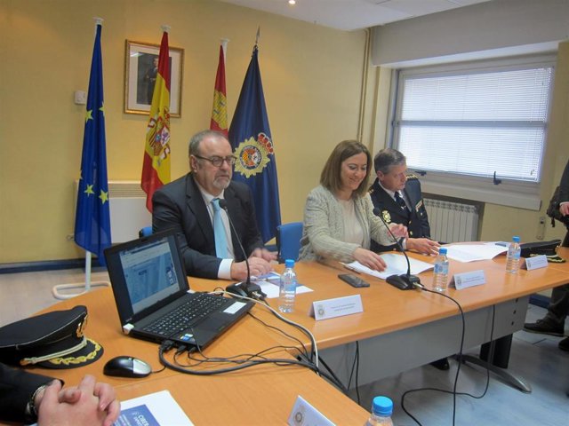 Rey junto a la delegada del Gobierno en la presentación del programa.