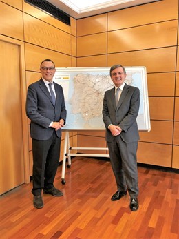 El presidente de la Diputación de Huelva, Ignacio Caraballo, con el secretario d