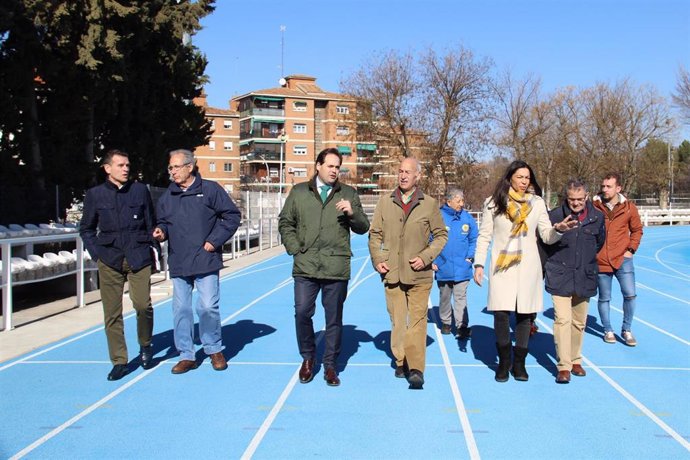 El presidente regional del PP, Paco Núñez, visita el Club de Atletismo de Toledo