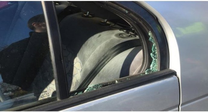 Ventana rota para sacar a una menor de dos años