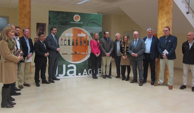 Presentación de la colección 'UJA.AOVE' con los aceites de oliva Jaén Selección.