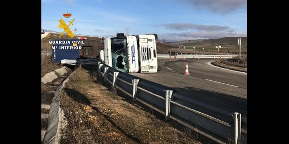 10. Denunciado un camionero en Burgos, tras un aparatoso accidente, por carecer de las autorizaciones para conducir