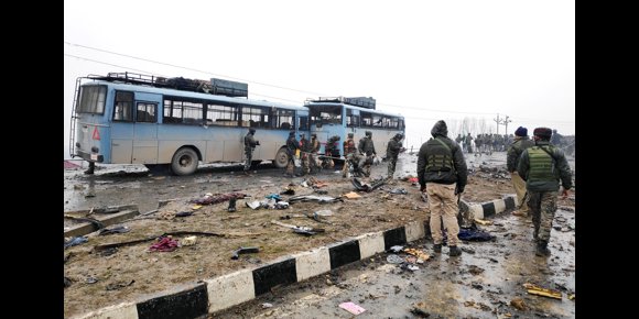 5. Mueren 40 policías en el peor atentado en la historia de la Cachemira india