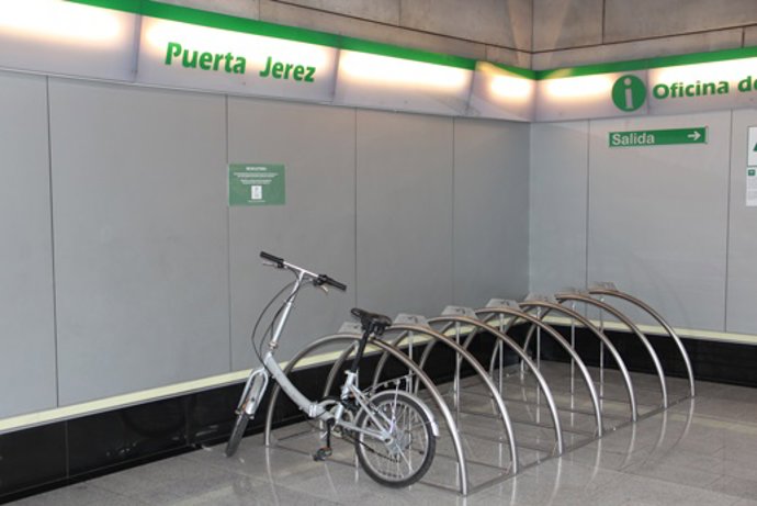 Bicicletero en el metro