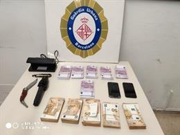 Dinero y material intervenido por Guardia Urbana en un caso de estafa