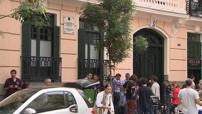 Exterior de la vivienda del exministro Eduardo Zaplana el día de su detención