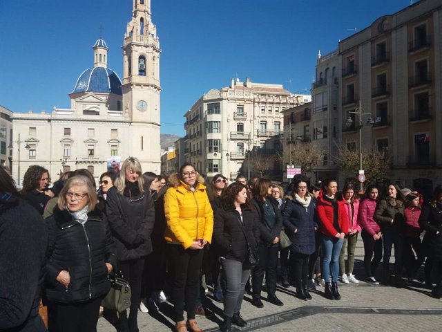 Concentración ante el Ayuntamiento de Alcoi