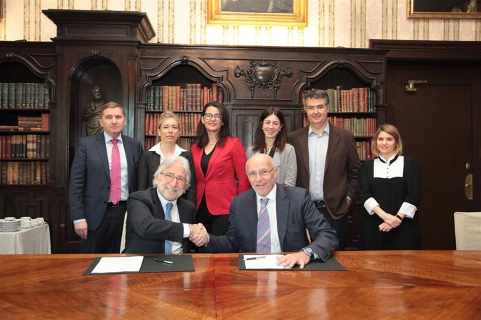 Josep Sánchez Llibre y Carlos Grau, tras firmar el acuerdo este jueves