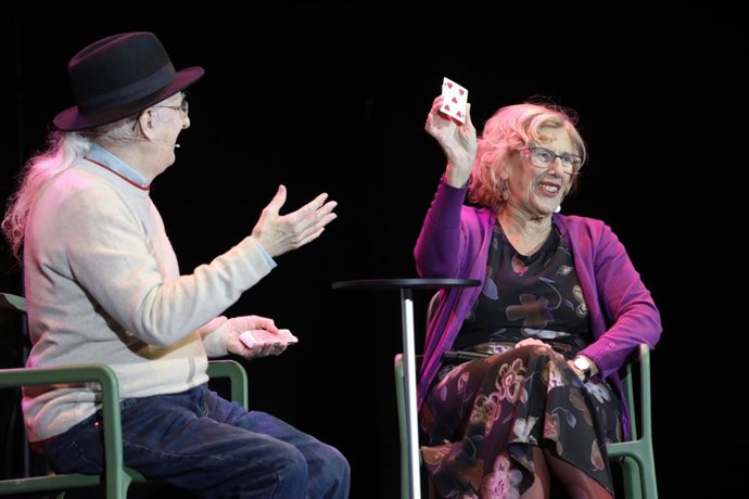 Carmena entrega el premio a toda una vida en la magia a Juan Tamariz