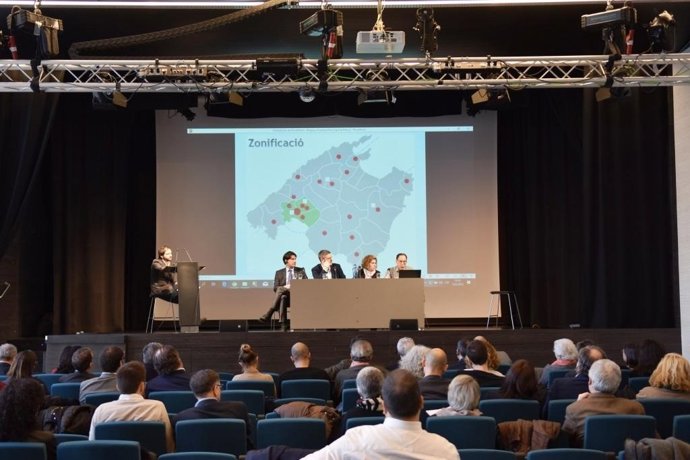 Mesa redonda sobre empresas funerarias