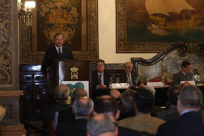El presidente de Caja Rural del Sur, en un encuentro con clientes.