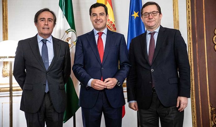 El presidente de la Junta, acompañado por el presidente y vicepresidente de Cesu