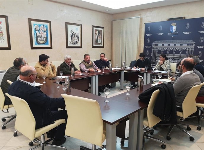 La alcaldesa de Almonte y los regantes durante la reunión.