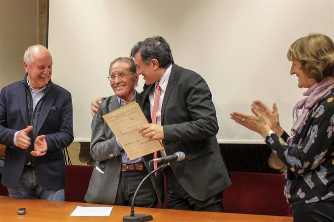 El consejero de Cultura, Francisco Fernández Mañanes, recibe la partitura origin