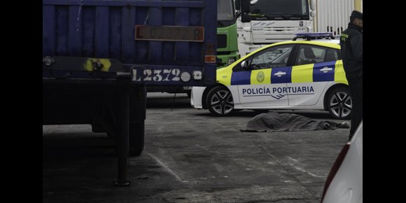 4. Un menor marroquí muere aplastado por un camión en los muelles del Puerto de Ceuta