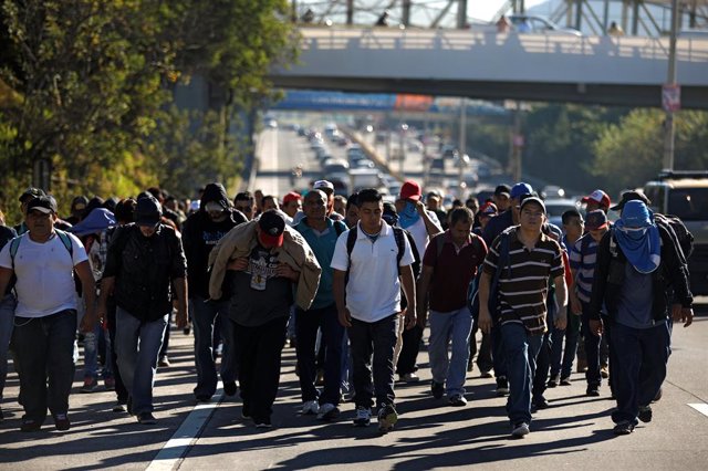 Salvadoreños parten de El Salvador para unirse a una nueva 'caravana' hacia EEUU