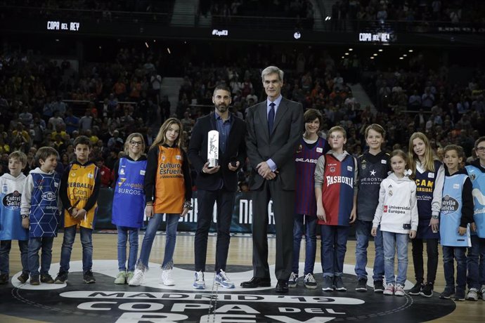 Navarro recibe el homenaje de la ACB