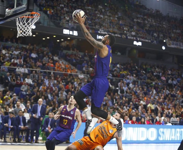 Hanga machaca en el Barcelona - Valencia Basket