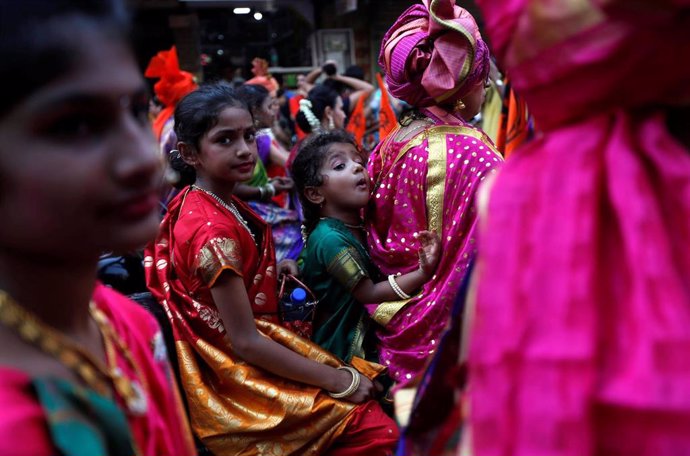 Niñas indias durante la celebración del Gudi Padwa en Bombay
