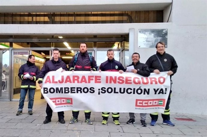 Protesta de los bomberos del Aljarafe ante el metro