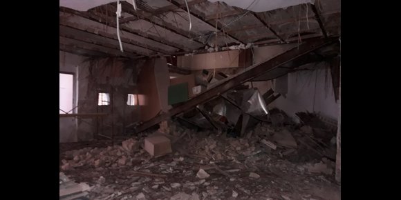 7. Se derrumba parte de un piso de un edificio en la calle Barcas de València