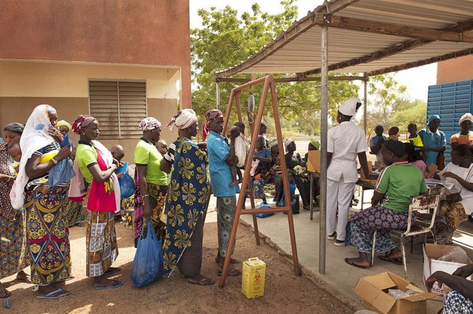 Madres con sus hijos a la espera de tratamiento en Burkina Faso