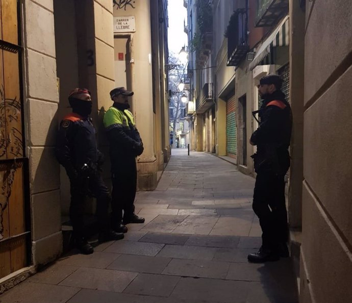Els Mossos i la Urbana escorcollen tres pisos al Gtic (Barcelona)