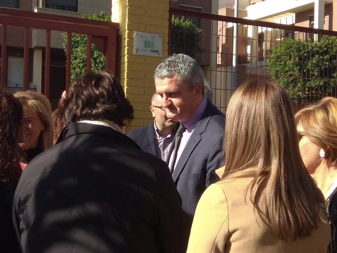 Juan de la Cruz Belmonte, en el centro, durante un acto hoy en Almería