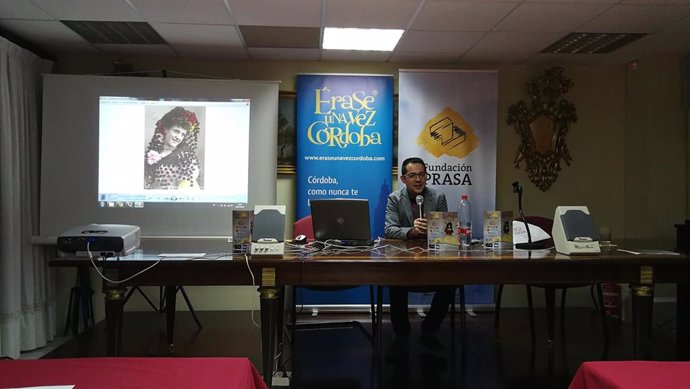 Alberto Cerezuela en un momento de su conferencia