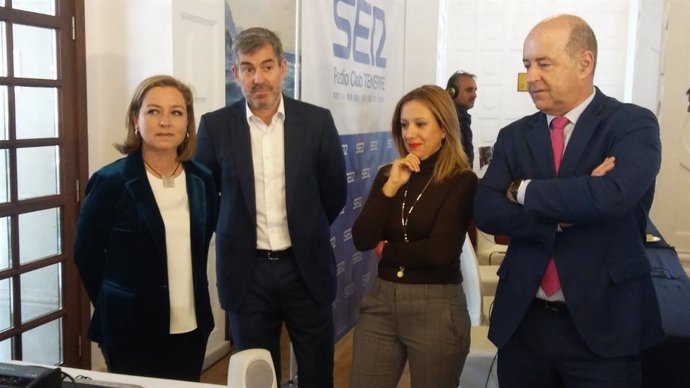Oramas, Clavijo, Dávila y Ortega escuchando la intervención de Pedro Sánchez est