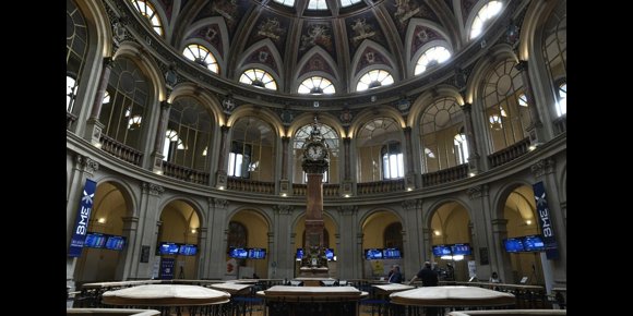 2. El Ibex 35 se impulsa un 0,67% y reconquista los 9.000 puntos tras la convocatoria de elecciones