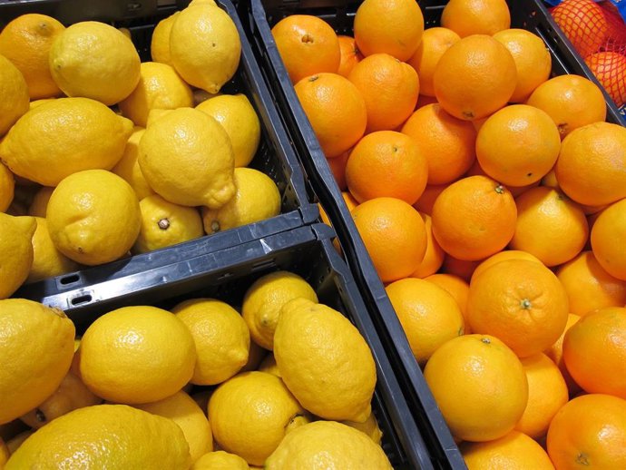 Limones, naranjas, cítricos