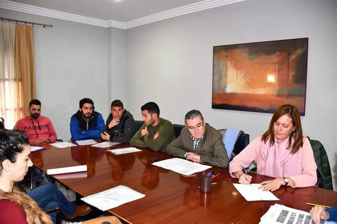 La alcaldesa de Osuna, Rosario Andújar, en el acto de firma de las parcelas