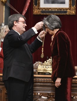 Aburto Urrezko Domina jartzen elkargoko ordezkariari