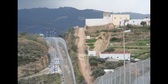 5. Interior empezará a retirar las concertinas en Ceuta y Melilla pero completarlo dependerá del próximo Gobierno
