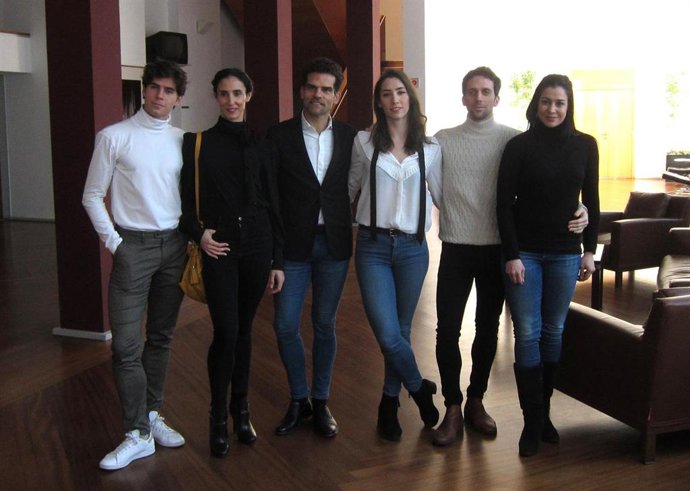 El director del Ballet Nacional (3 por la izquierda) acompañado por varios de l