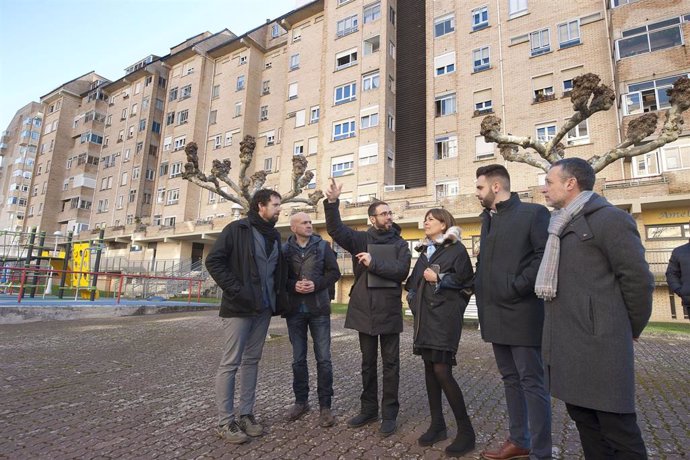 Barkos visita las primeras viviendas que serán rehabilitadas en Zizur Mayor