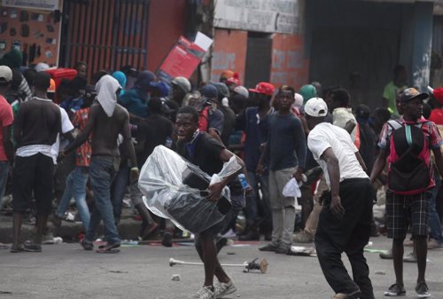 Saqueos durante las protestas contra el Gobierno en Puerto Príncipe