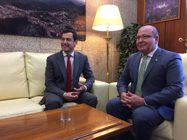 El presidente de la Junta de Andalucía, Juanma Moreno, con el alcalde de Jaén, J