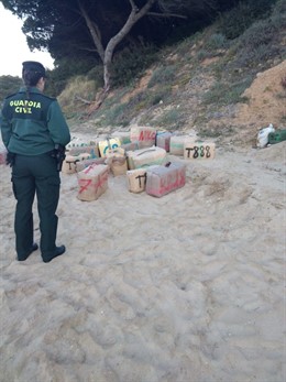 Hachís intervenido en la playa de Nuevo Portil (Cartaya, Huelva)