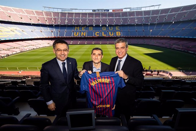 Bartomeu, Valverde y Mestre posan en el Camp Nou tras la renovación del entrenad