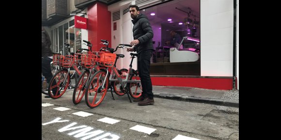 10. El Ayuntamiento habilita las primeras zonas de aparcamiento de patinetes y bicis compartidos y particulares