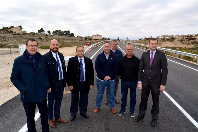 Valverde y Ballesta visitan las obras de mejora realizadas por la Comunidad en l