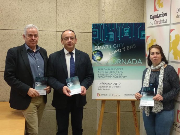 Martín (centro), en la presentación de la jornada