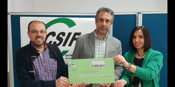 5. CSIF dona 2.000 euros a la Fundación  Oncológica Infantil Extremeña 'Ícaro'