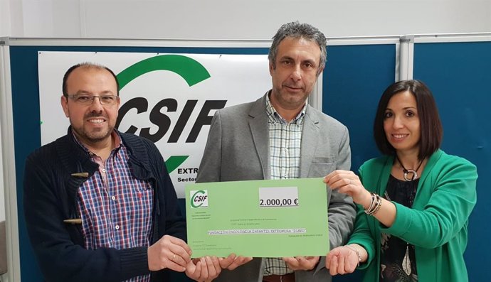 CSIF entrega 2.000 euros a la Fundación Oncológica Infantil Extremeña Icaro
