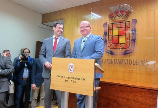 El presidente de la Junta, Juanma Moreno, y el alcalde de Jaén, Javier Márquez.
