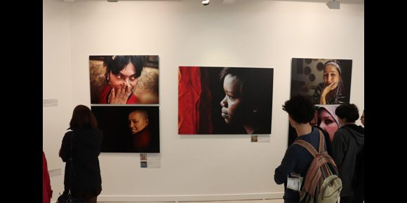 4. La Universidad de Huelva inaugura la muestra de la Asociación Latitudes 'Mujer, todas somos una', de Francisco Magallón
